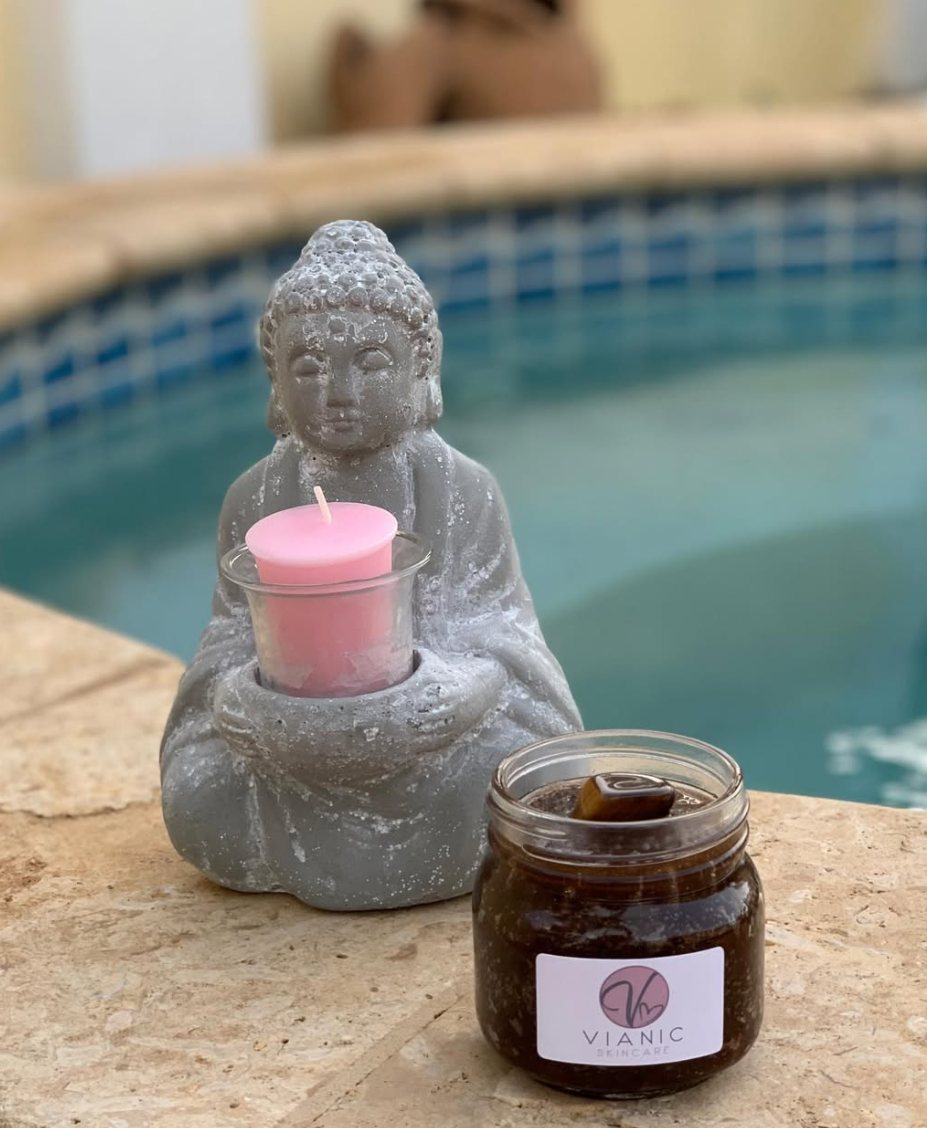 A Vianic scrub jar by a pool in Aruba